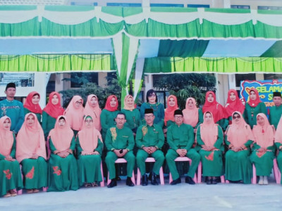 Foto Bersama Keluarga Besar SMA N 1 KM saat Perpisahan